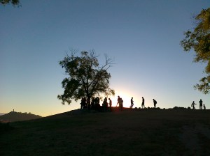 Фенове подгряват с бира преди концерта на върха на тепето