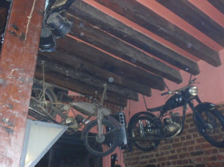 Интериорът на близкия метъл-бар