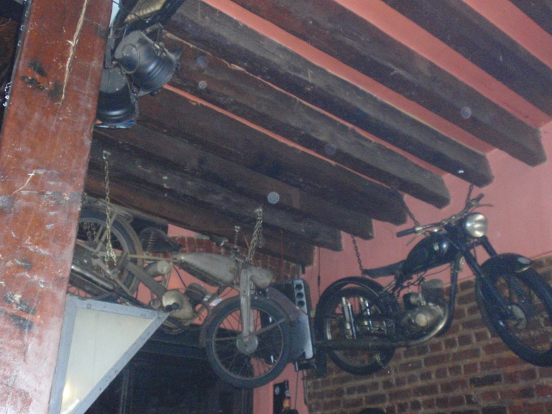 Интериорът на близкия метъл-бар