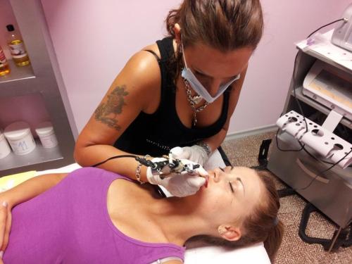 Освен с премахване на татуировки, Петя се занимава и с поставянето на перманентен грим