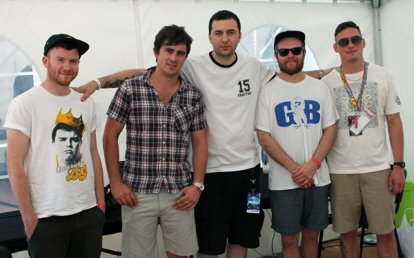 Водещият Васко и Enter Shikari