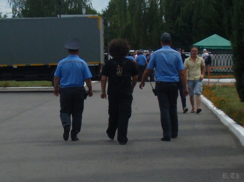 Съпровождане на нетрезвен фен