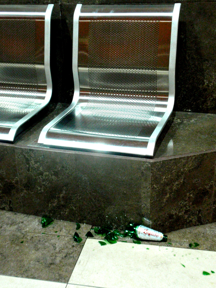 Счупена бутилка в метрото