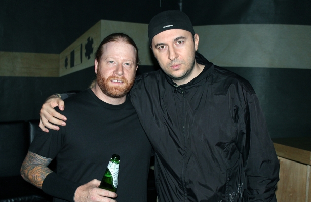 Водещият Васко и Matt DeVries - Unearth