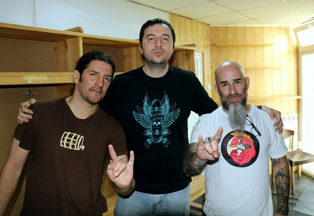 Водещият Васко Катинчаров и Anthrax