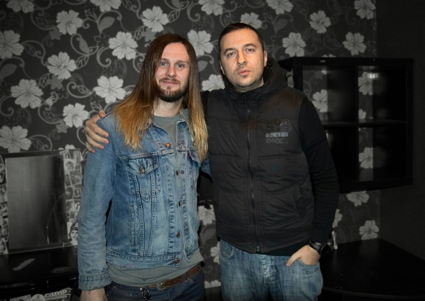 Водещият Васко Катинчаров и Lawrence Taylor - While She Sleeps