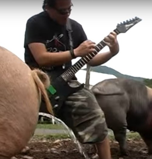 Авторът на преден план...