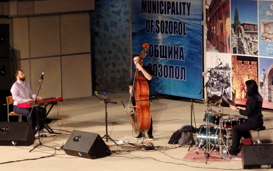 Тасев, Карамфилов, Петров La vie est belle