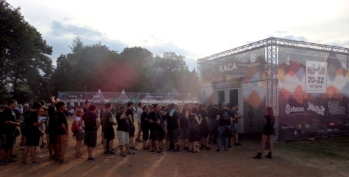 Нескончаемите опашки за фест-карти