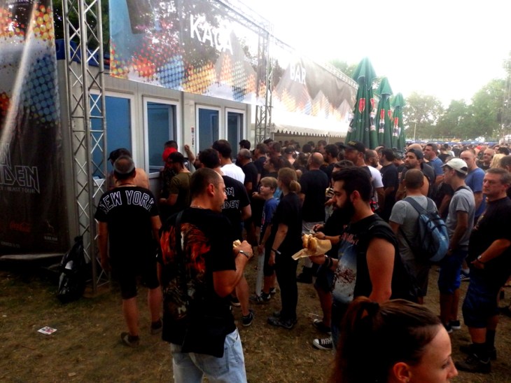 Опашки пред банковите офиси до дупка!