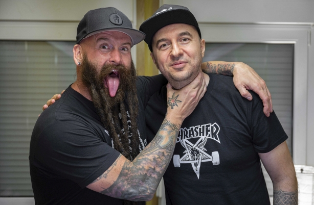 Водещият Васко Катинчаров и Chris Kael - Five Finger Death Punch