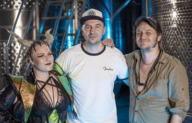 Водещият Васко Катинчаров и Battle Beast