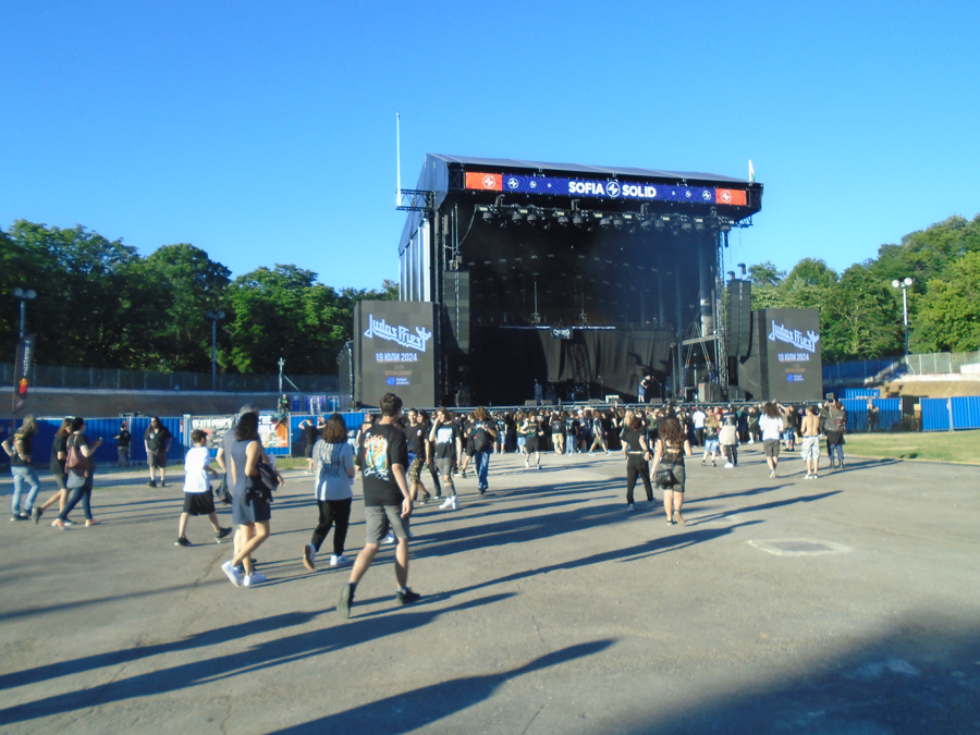 Влизането на първите фенове