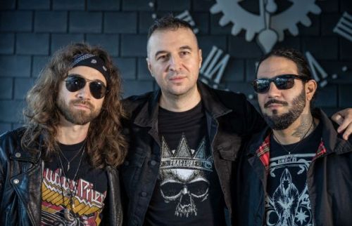 Водещият Васко Катинчаров и Soen